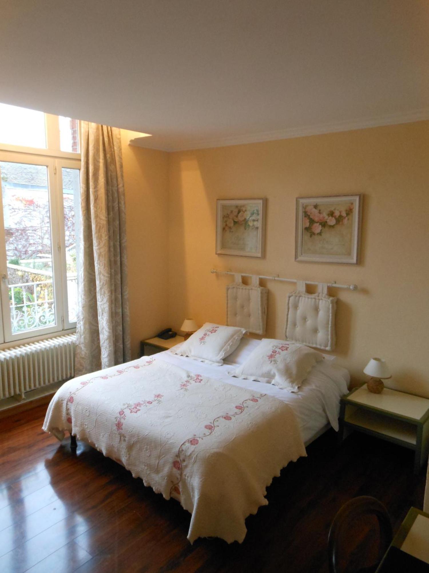 Logis - Hotel Restaurant L'Ecu De France Malesherbes Eksteriør billede